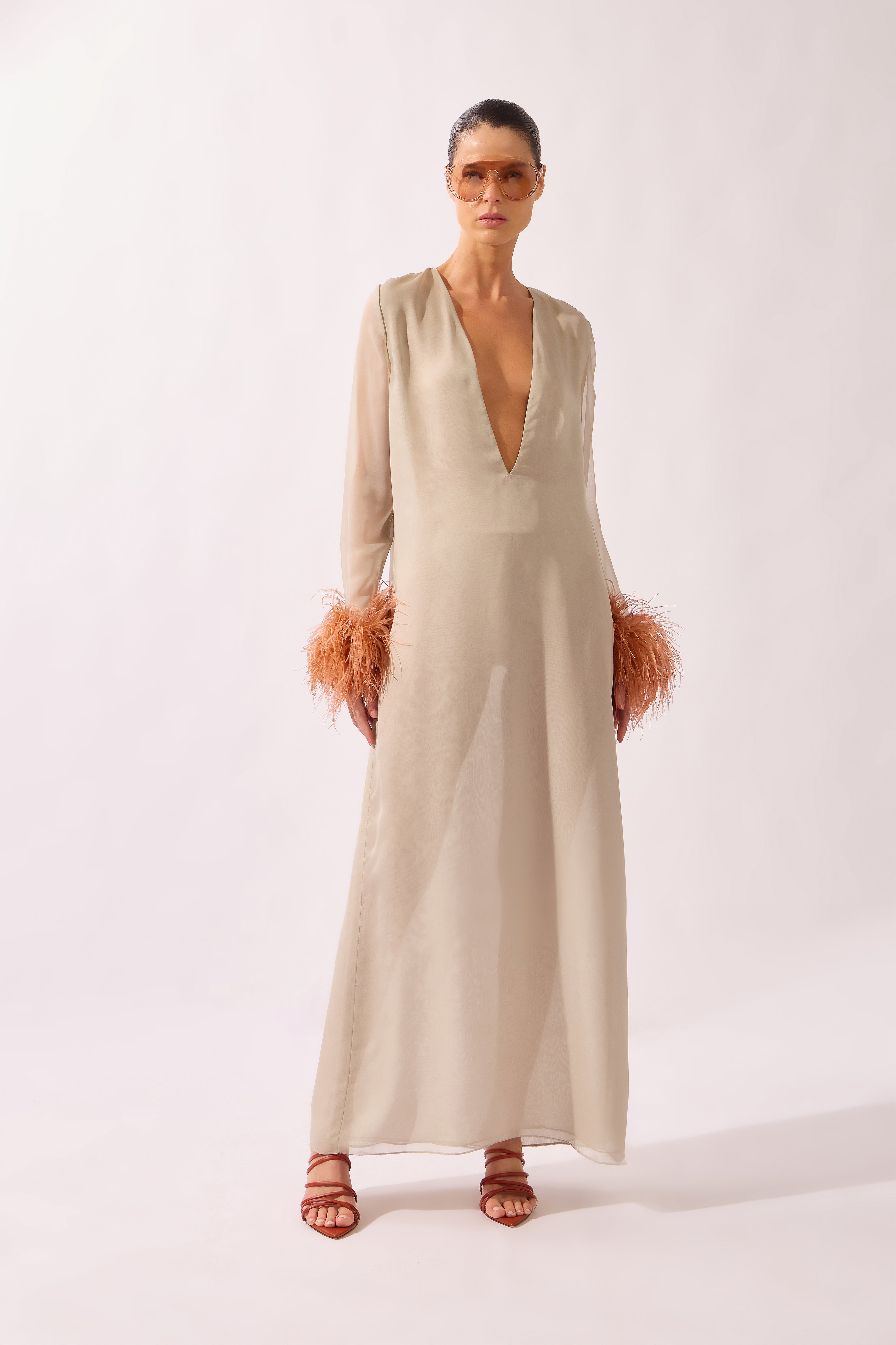 Vestido Longo Decote V Punho Plumas