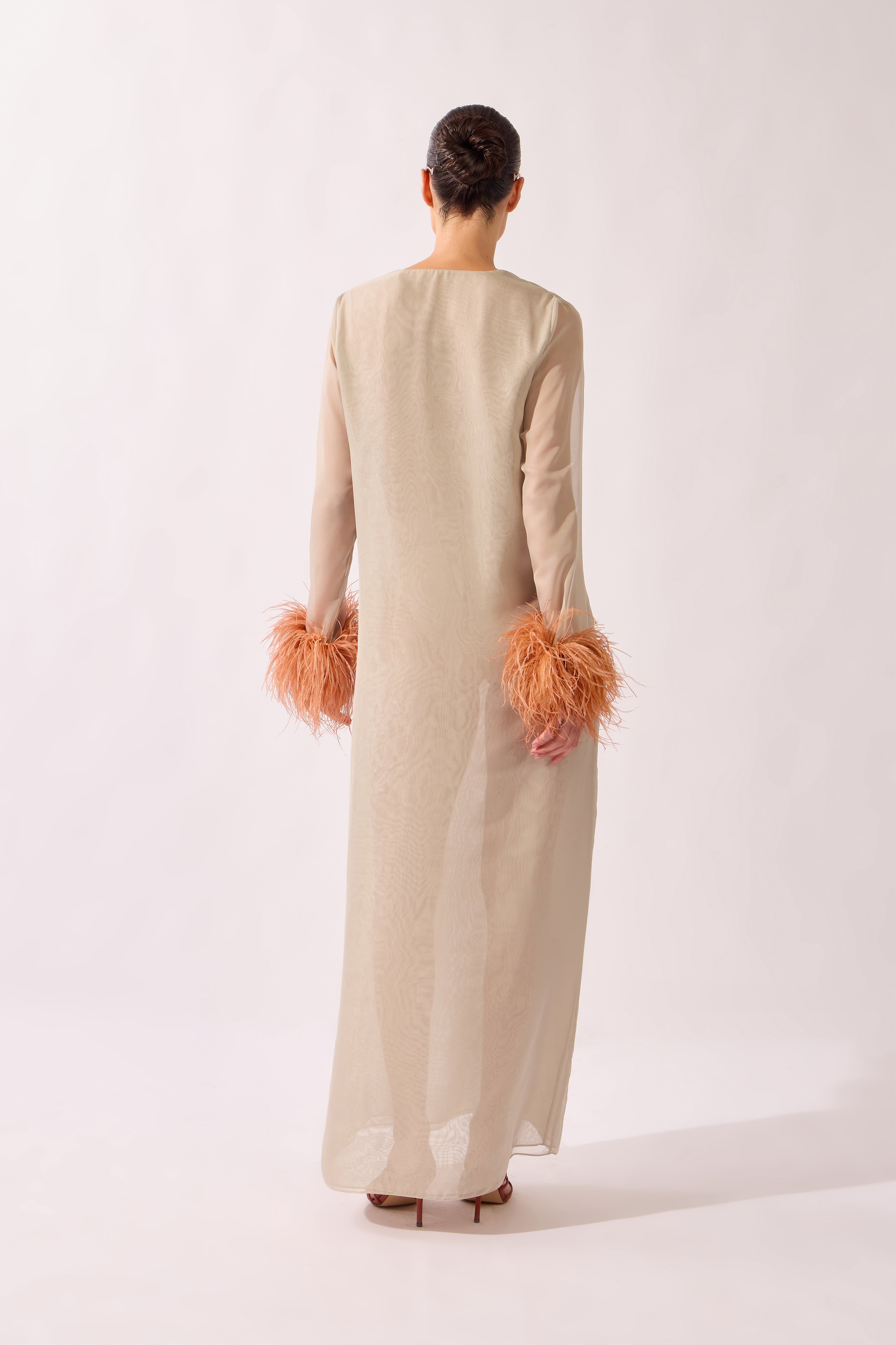 Vestido Longo Decote V Punho Plumas