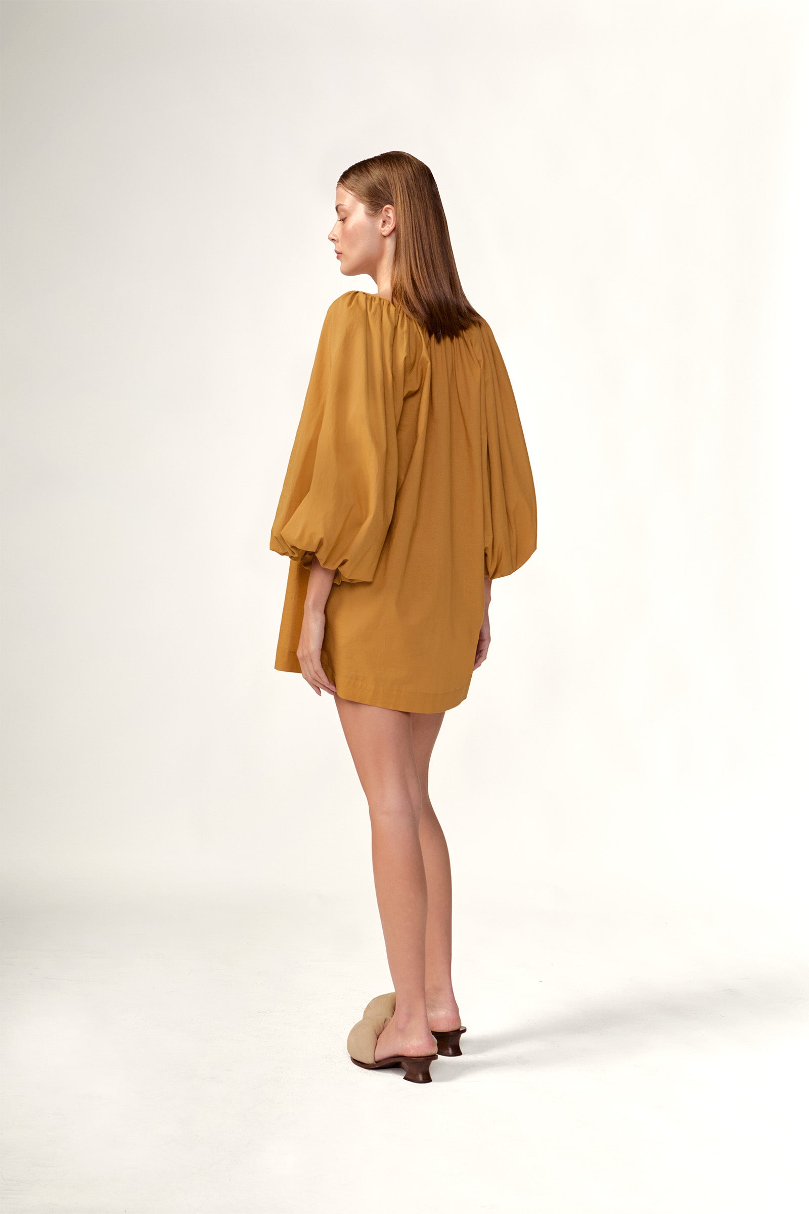 Vestido Curto Manga Bufante Liso