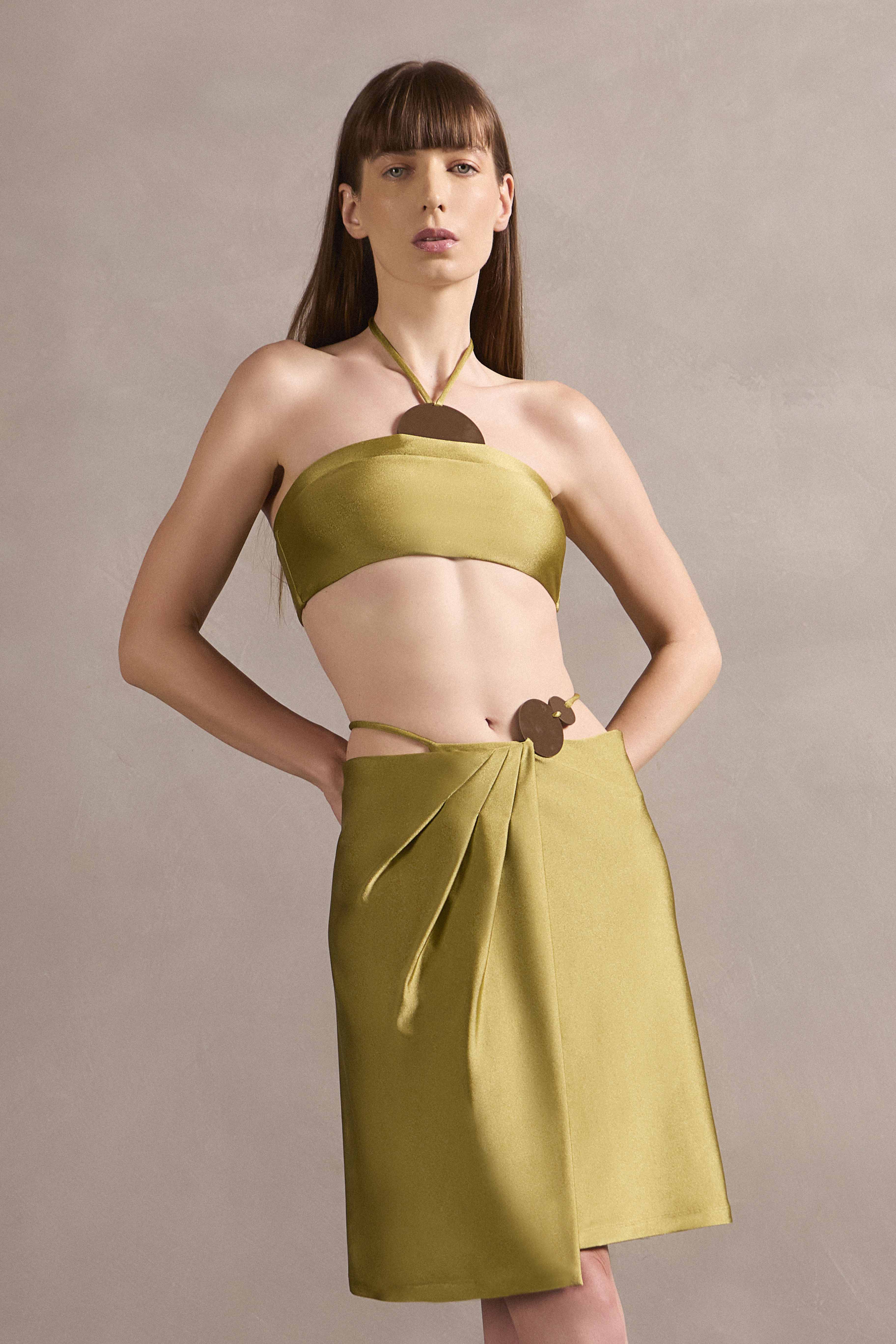 Saia Curta Transpassada Com Aplicação Mobile