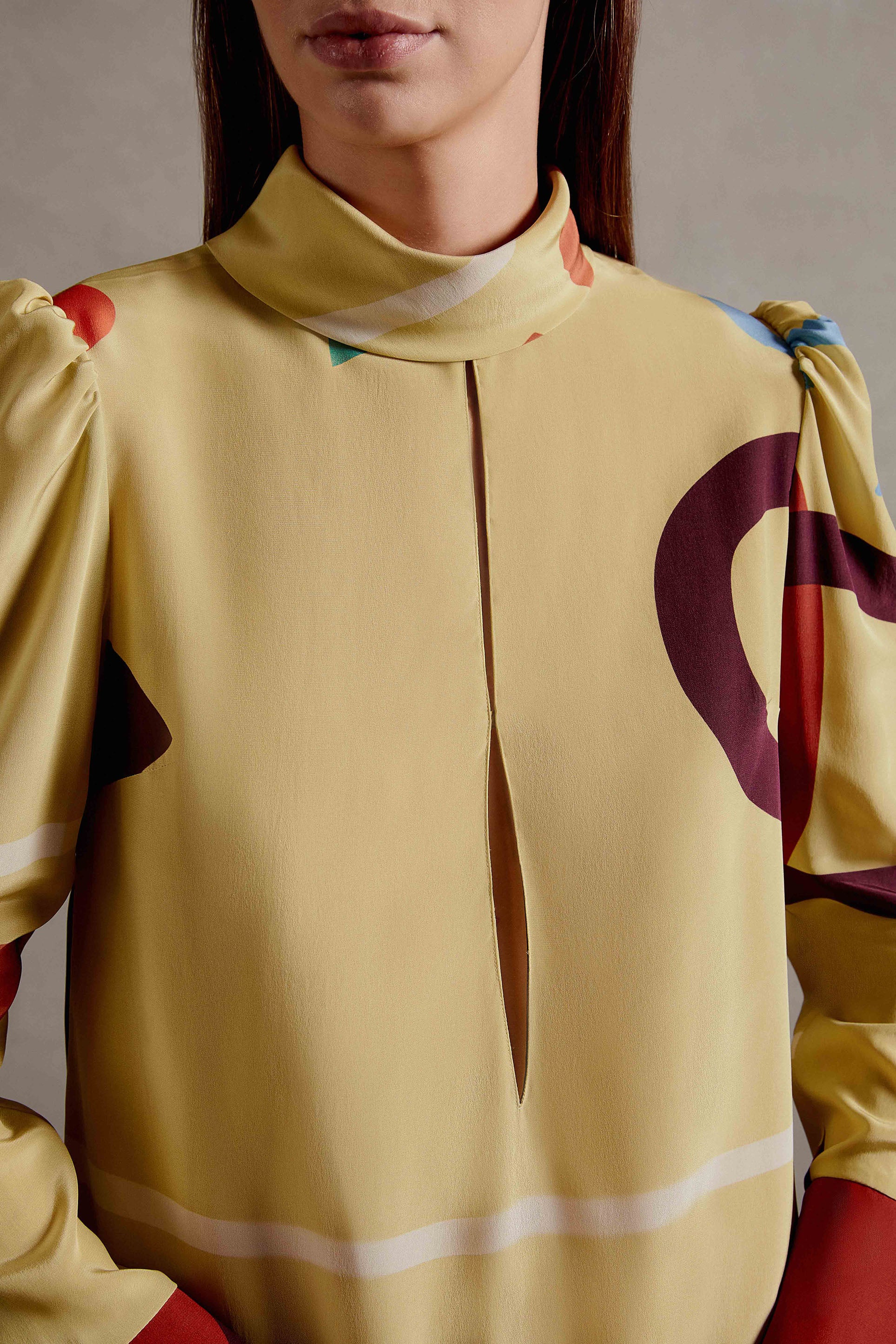 Vestido Longo Decote V Profundo Modernismo