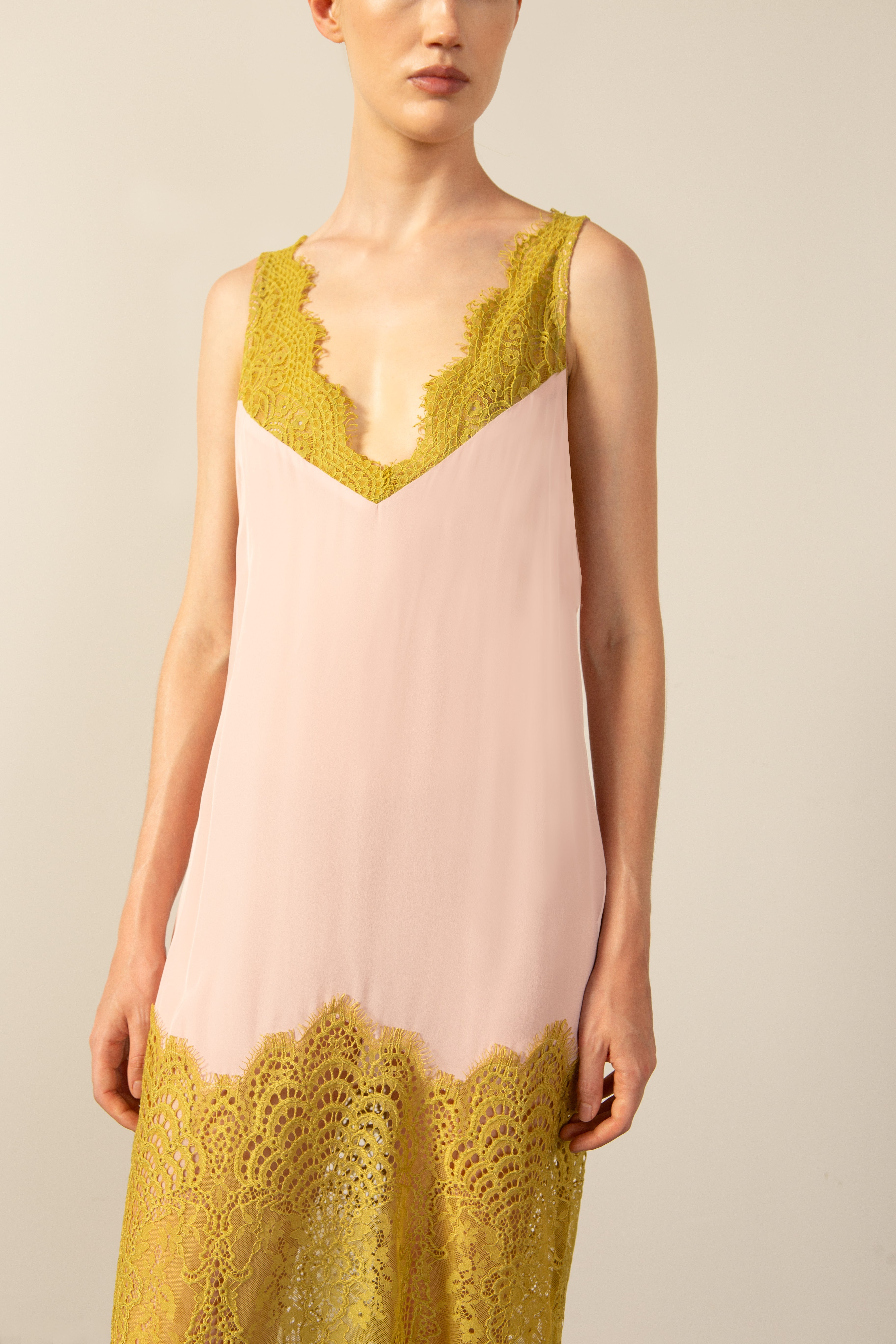 Vestido Curto Detalhe Renda