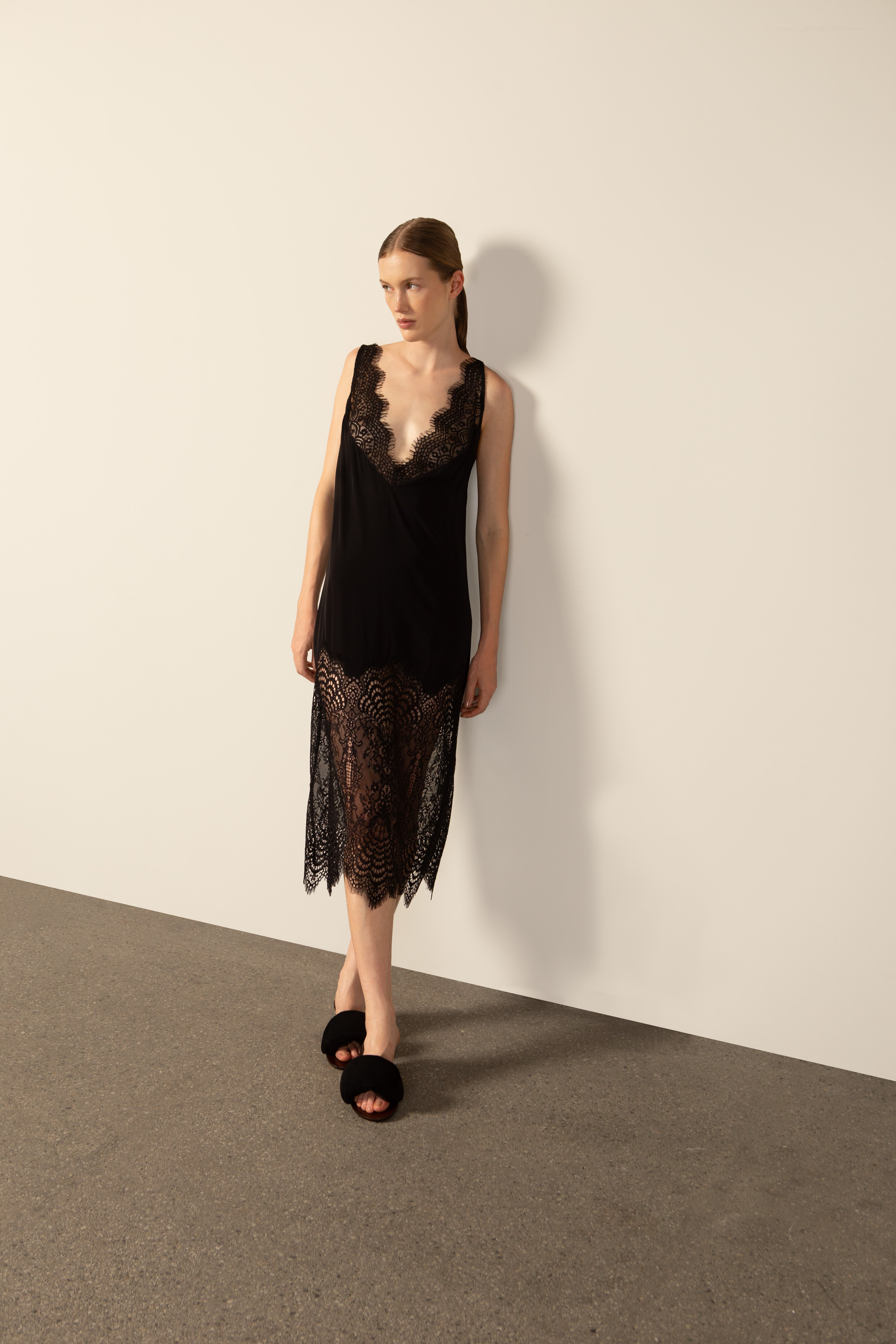 Vestido Curto Detalhe Renda