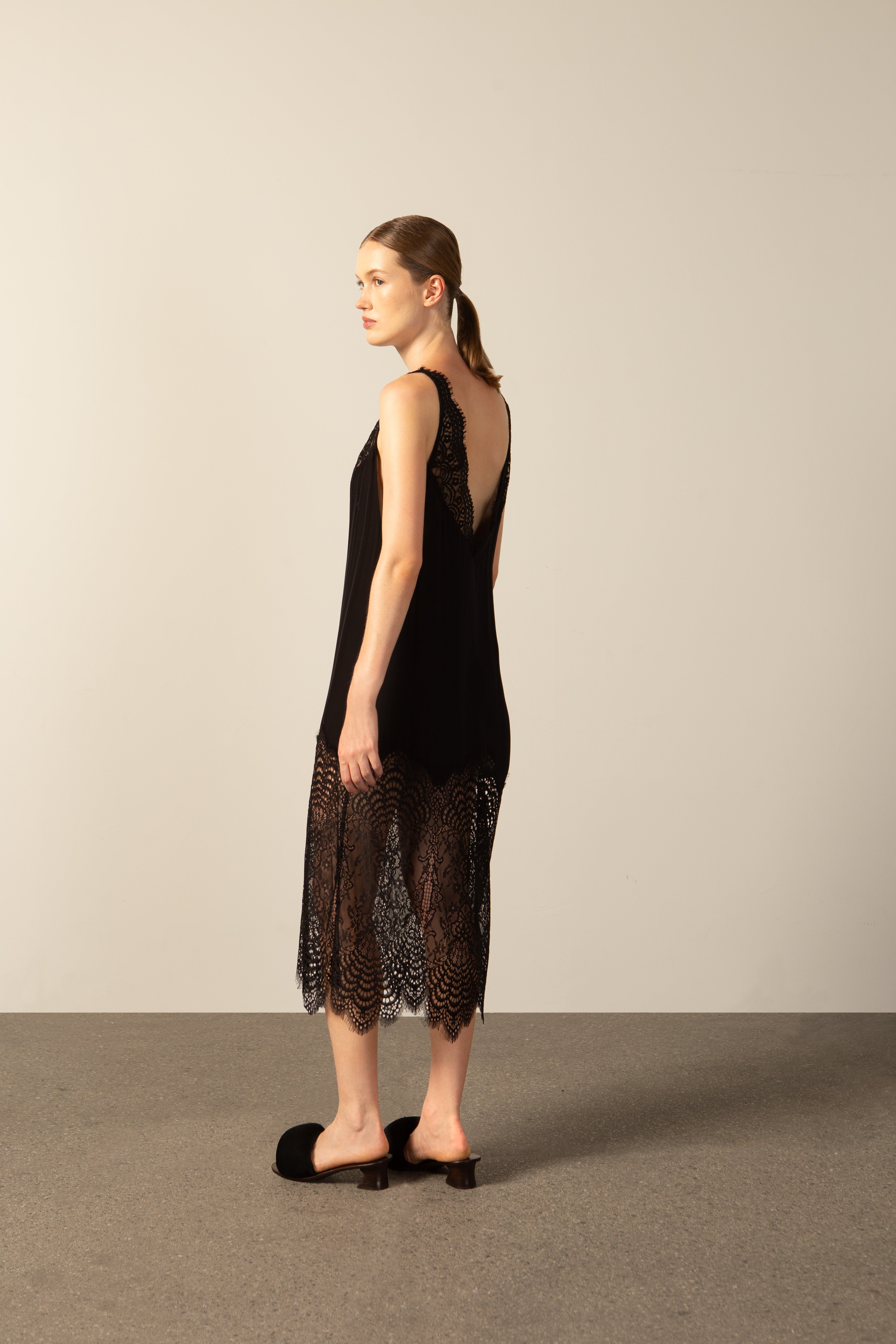 Vestido Curto Detalhe Renda