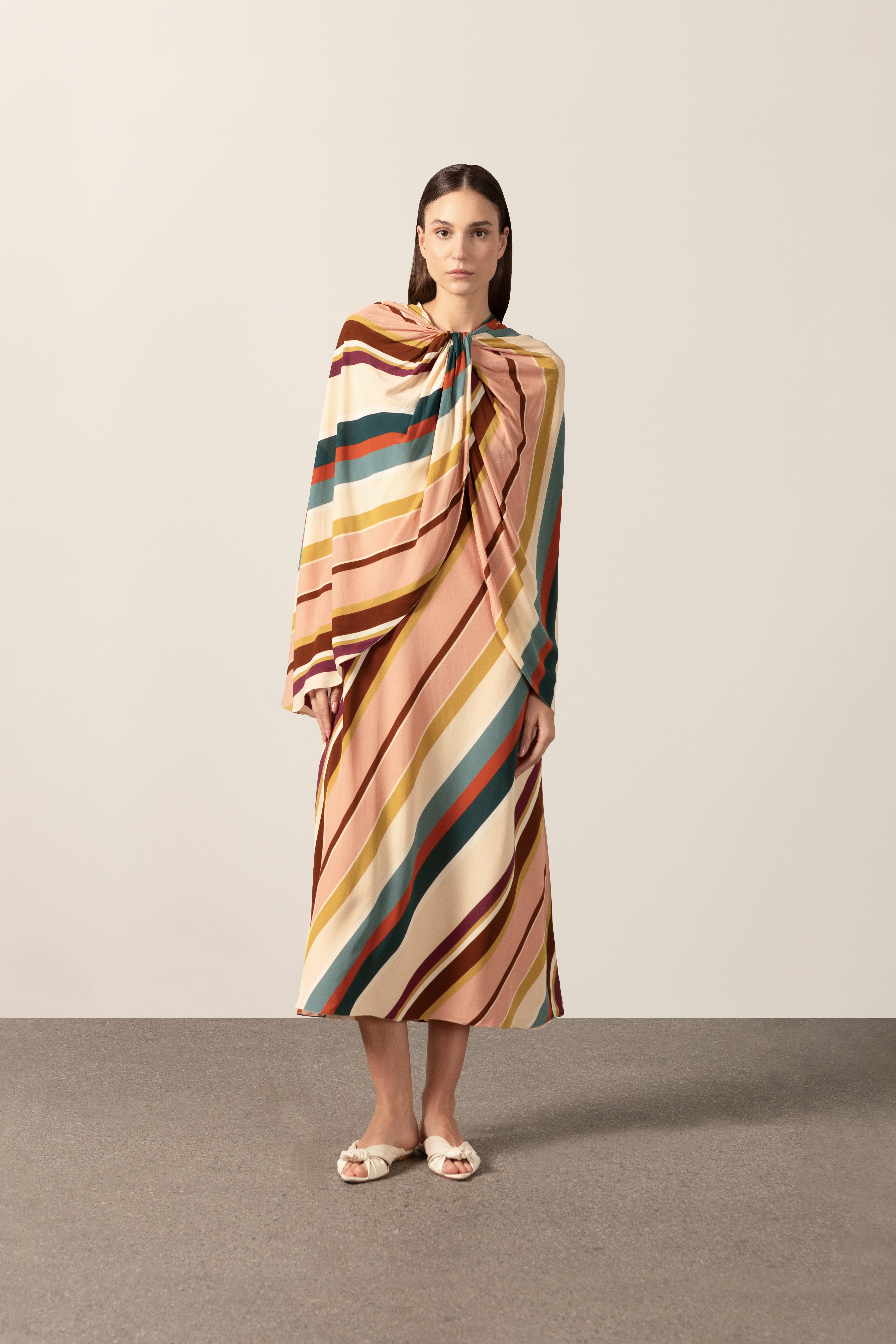 Vestido Midi Com Capa Listras Diagonais