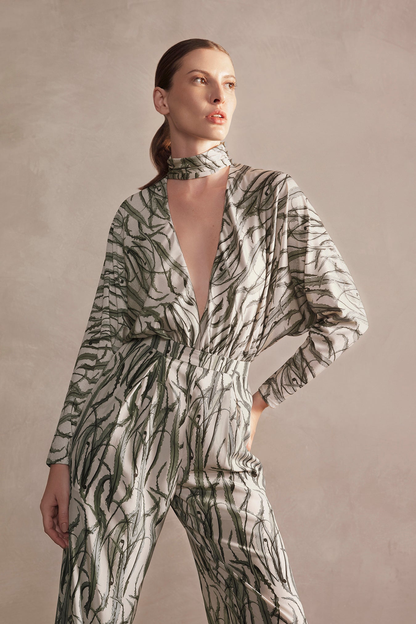 Maiô Asa Delta Manga Morcego Choker