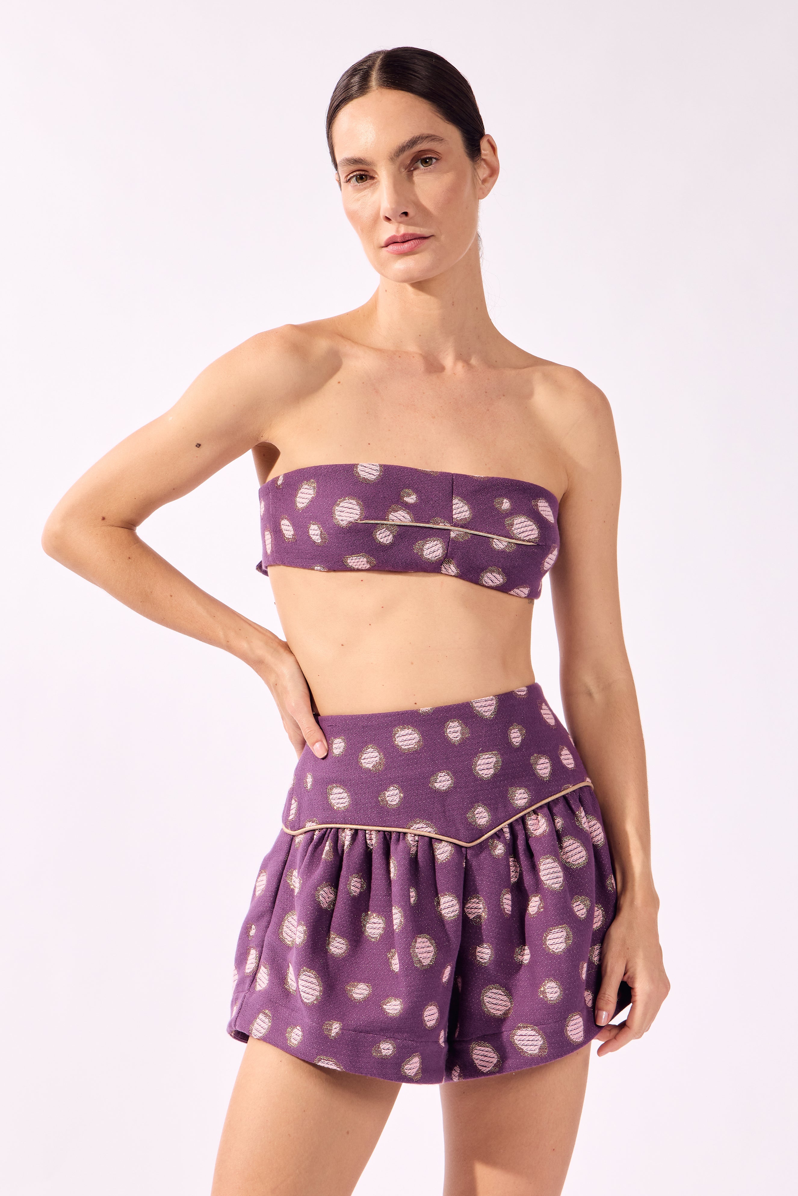 Shorts Curto Recorte Jacquard Lina Pois