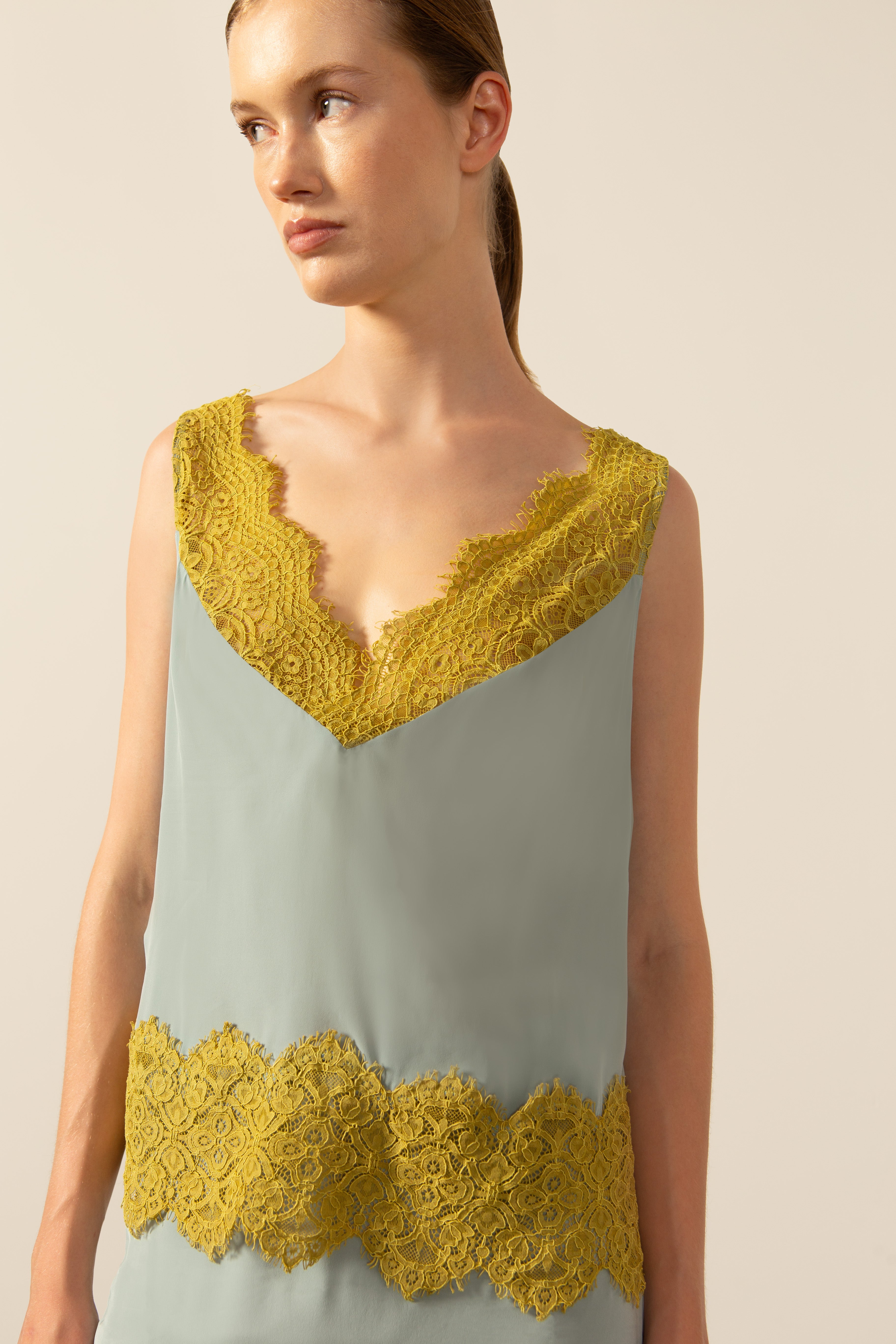 Regata Decote Detalhe Renda