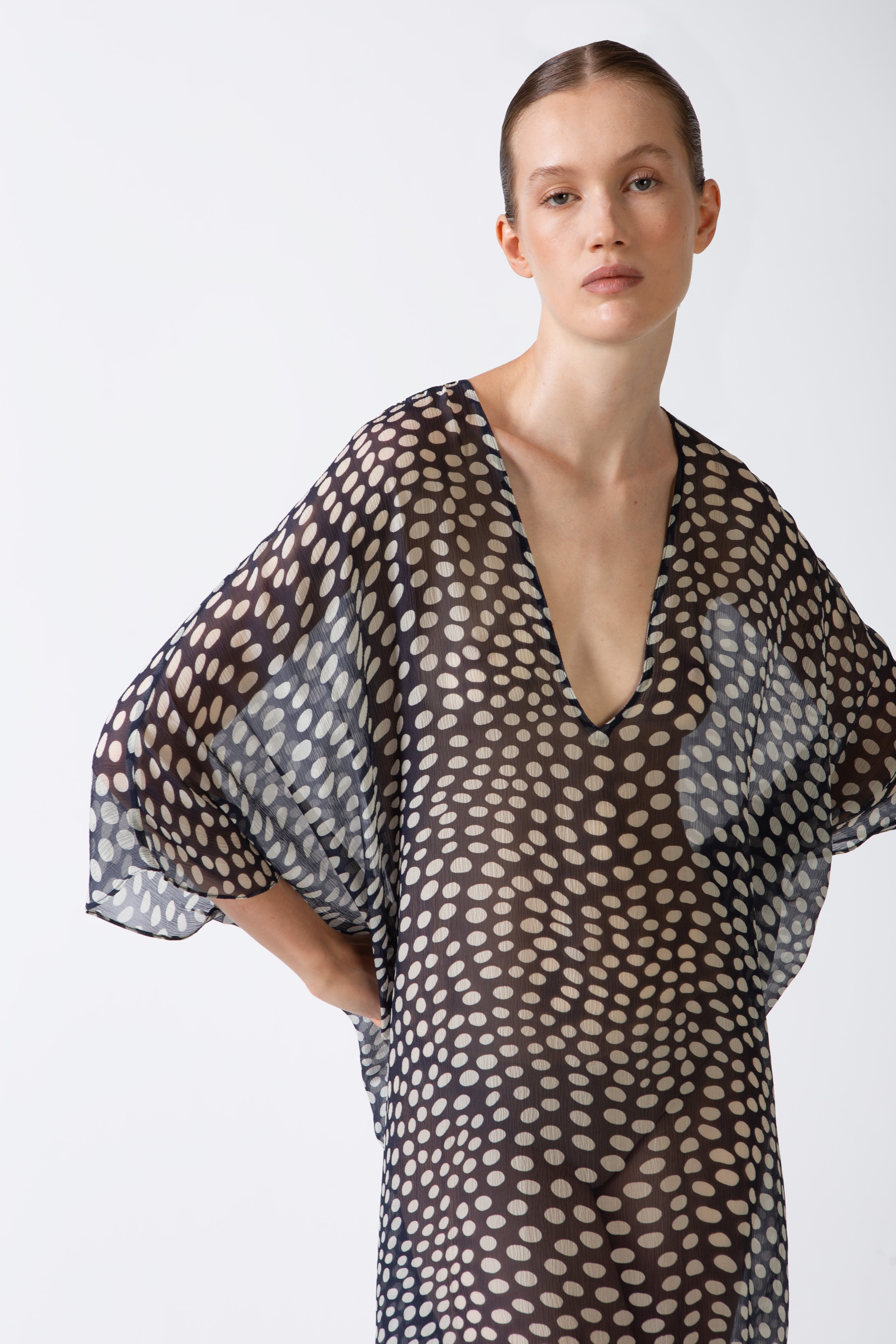 Kaftan Longo Decote Canoa Pois