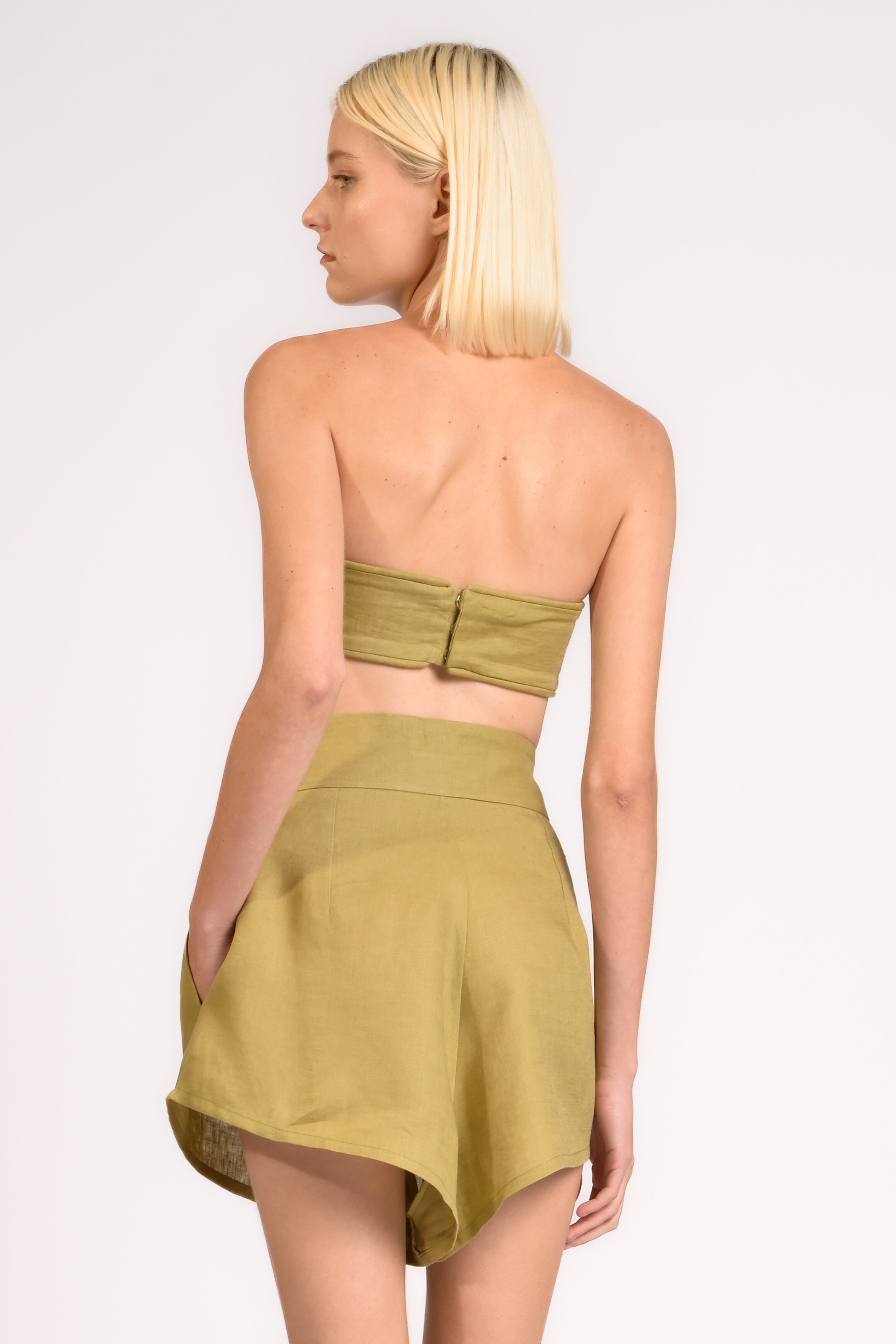 Shorts Curto Pregas Lina Pois Lisos