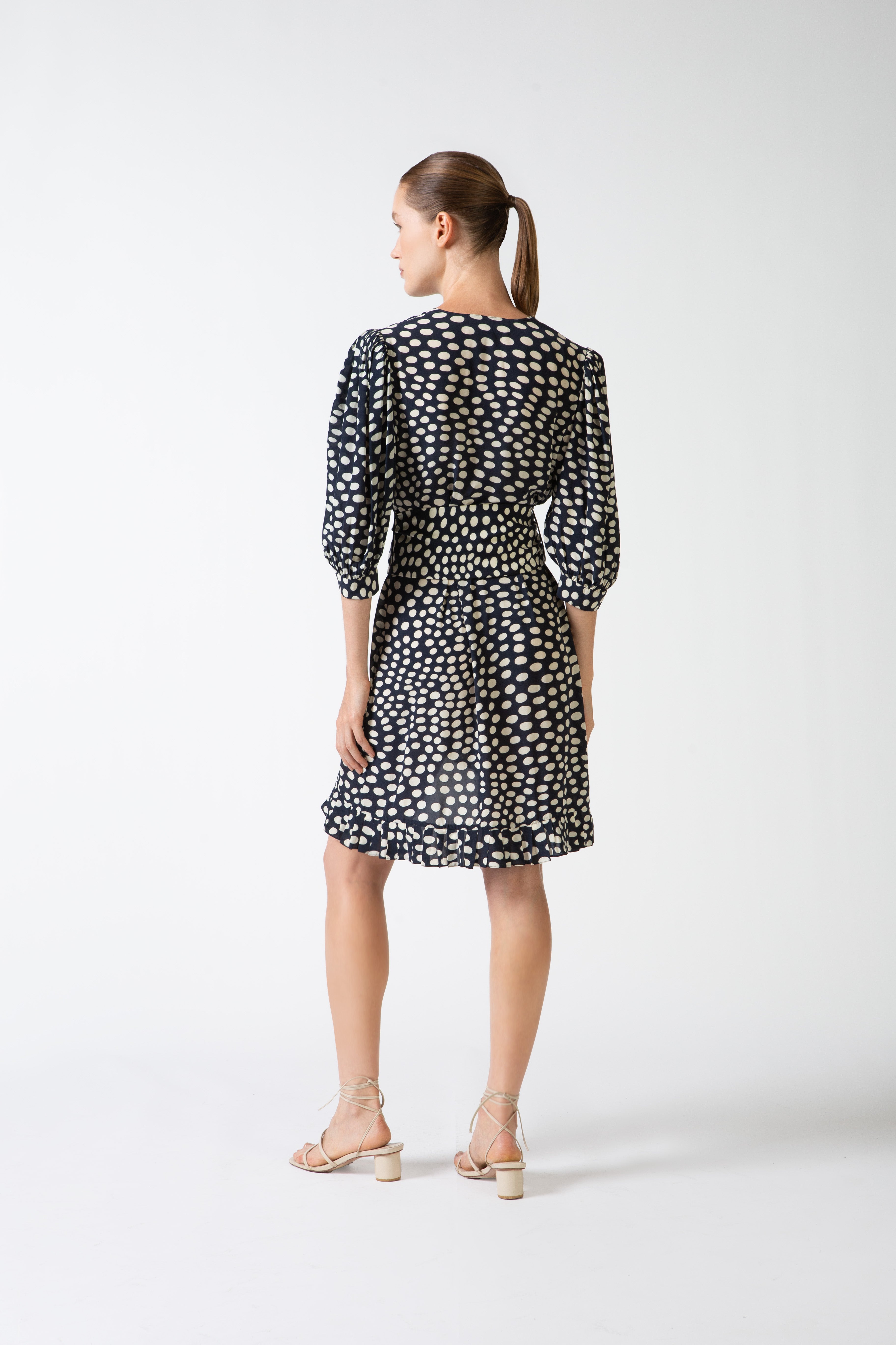 Vestido Curto Manga Bufante Pois