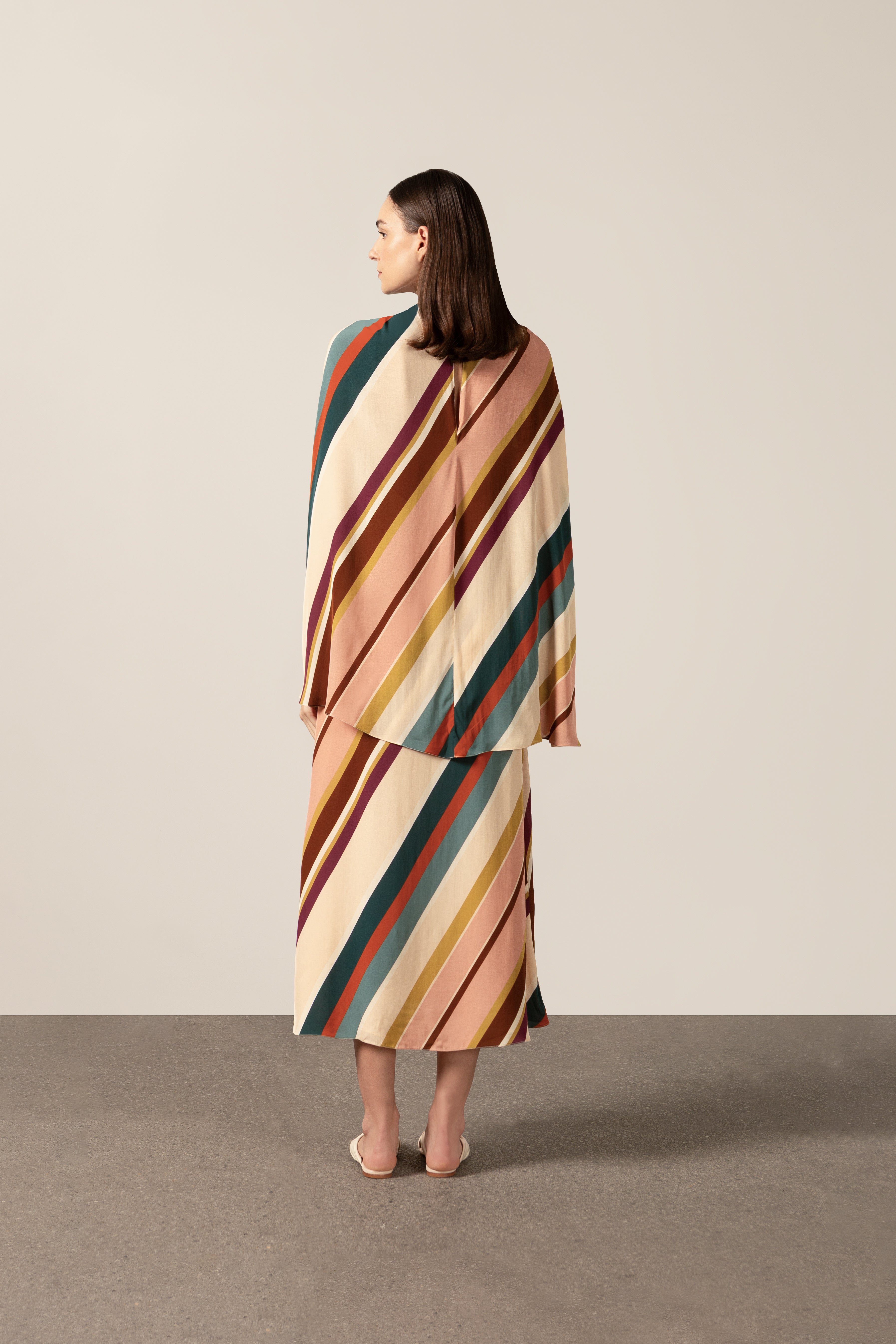 Vestido Midi Com Capa Listras Diagonais