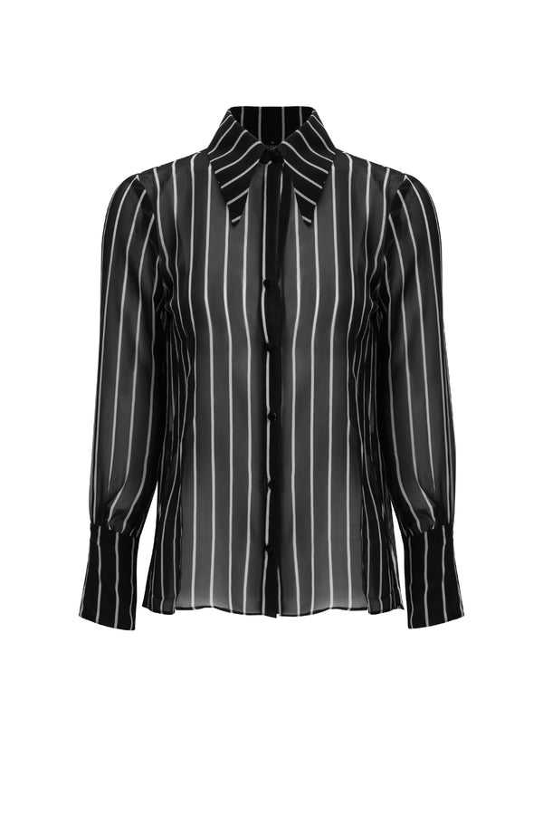 Esta camisa preta e branca recria o estilo confortável do clássico pijama com visual elegante