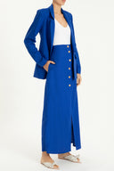 O New Vintage, estética contemporânea com inspiração retrô, código criado por Adriana Degreas está presente também nas peças de ready-to-wear das coleções. Combine esta saia longa com top estilo amarração e blazer coordenado para visual vintage chic.