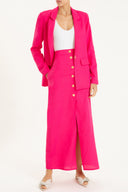 O New Vintage, estética contemporânea com inspiração retrô, código criado por Adriana Degreas está presente também nas peças de ready-to-wear das coleções. Combine esta saia longa com top estilo amarração e blazer coordenado para visual vintage chic.