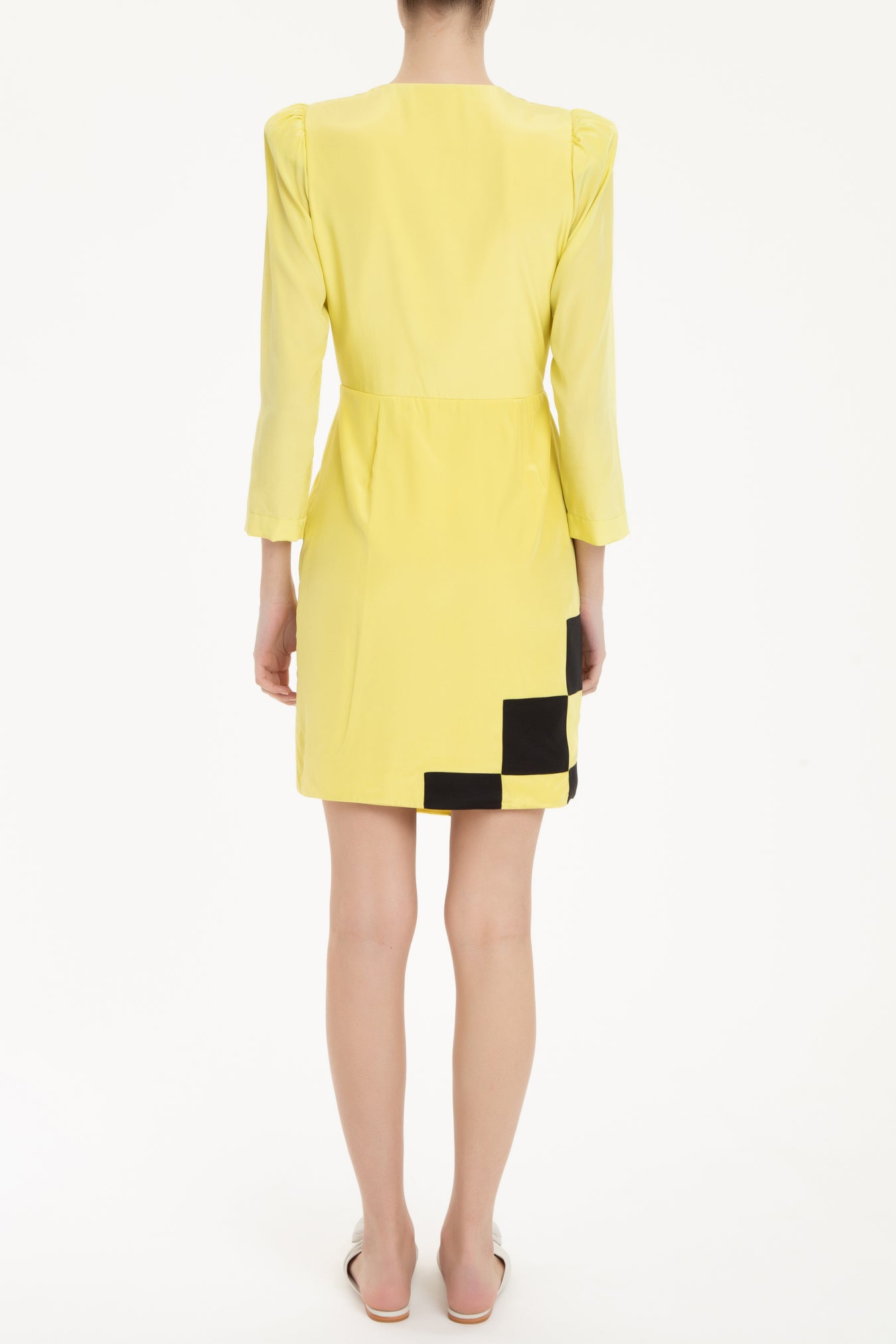 Vestido Curto Assimétrico Aplicações